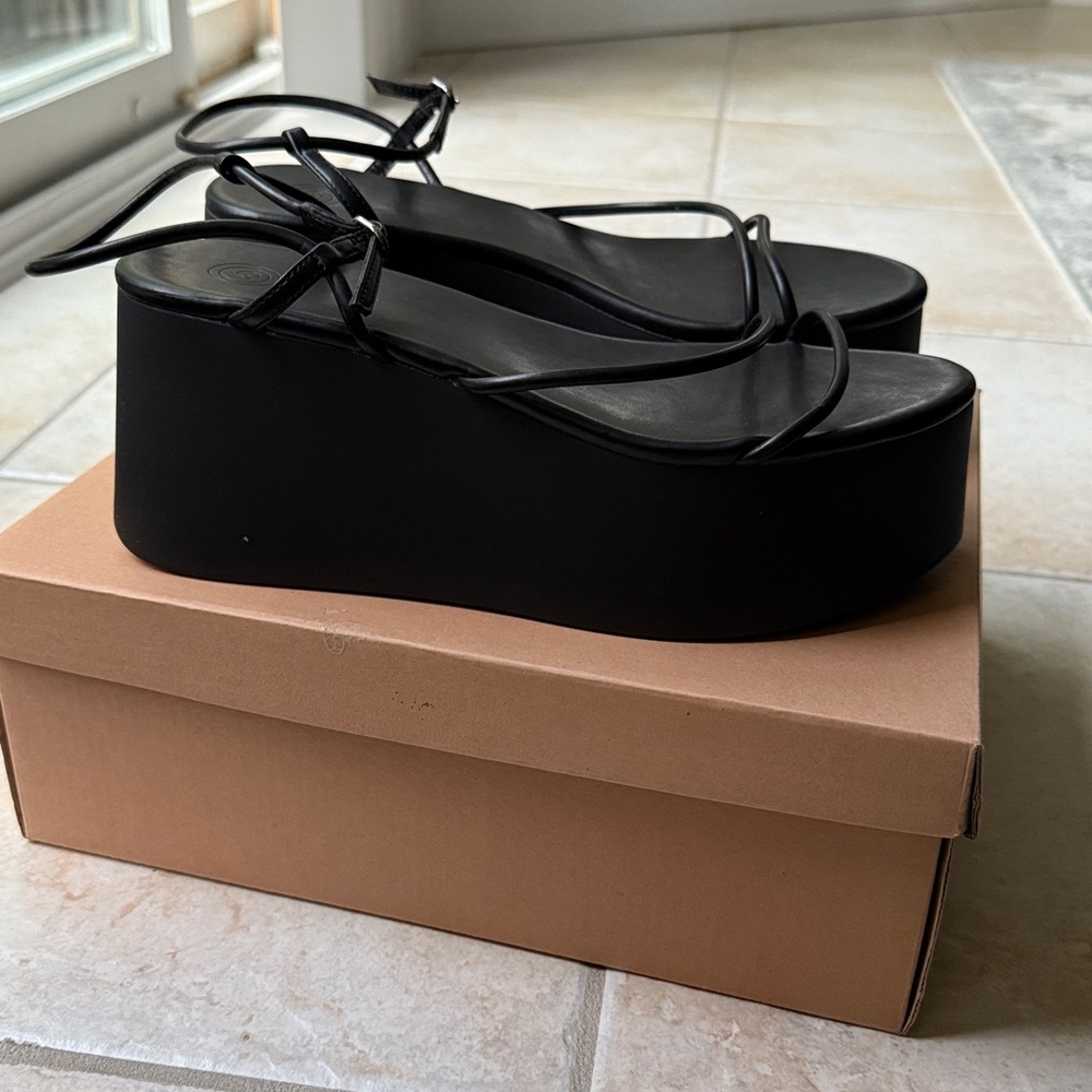 UO Frankie’s Platform Sandals - Picture 3 of 3